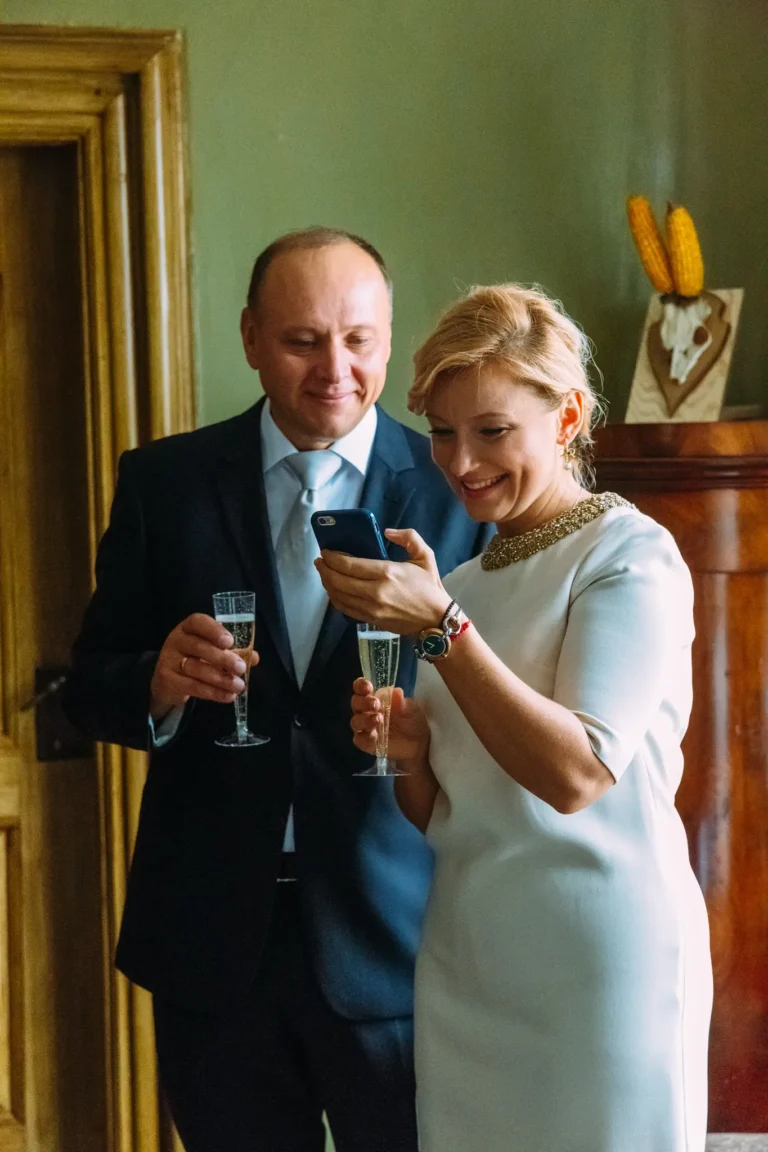 Brautpaar mit Sekt nach der Trauung auf Ærø