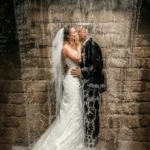 Wasserfall - braut und brautigam im park