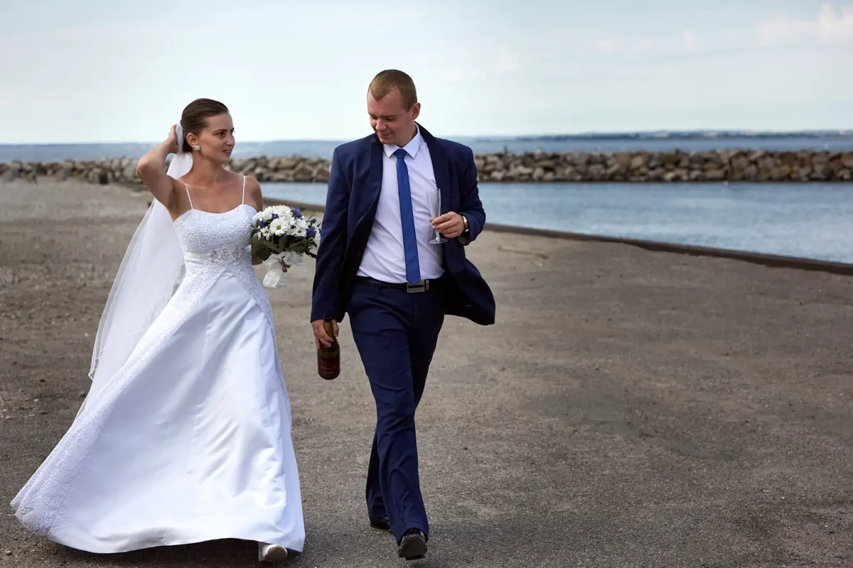 Brautpaar am Meer bei einer Hochzeit auf Ærø in Dänemark