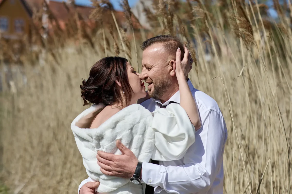 Brautpaar in den Dünen bei einer Hochzeit auf Ærø