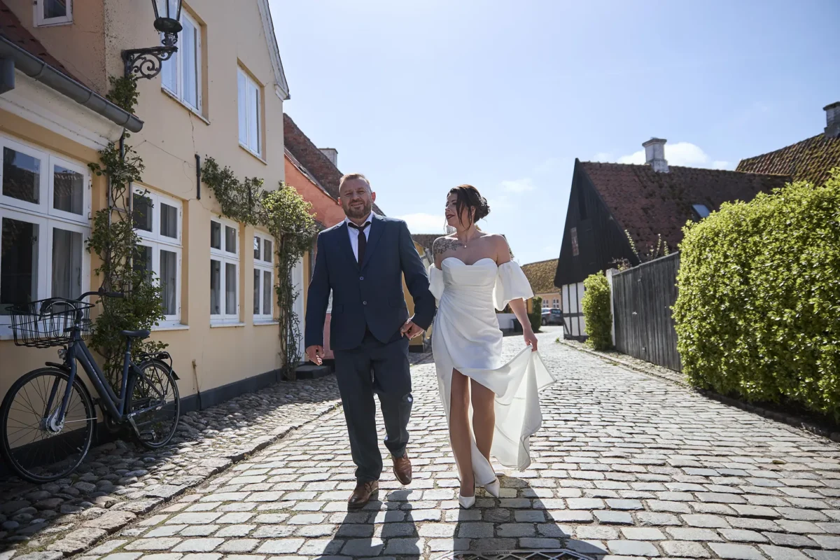 Hochzeitsfotograf auf Ærø – Brautpaar beim Spaziergang in Ærøskøbing