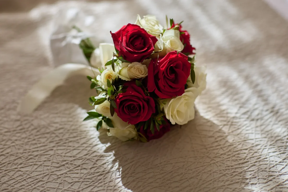 Brautstrauß mit roten Rosen bei einer Hochzeit in Dänemark