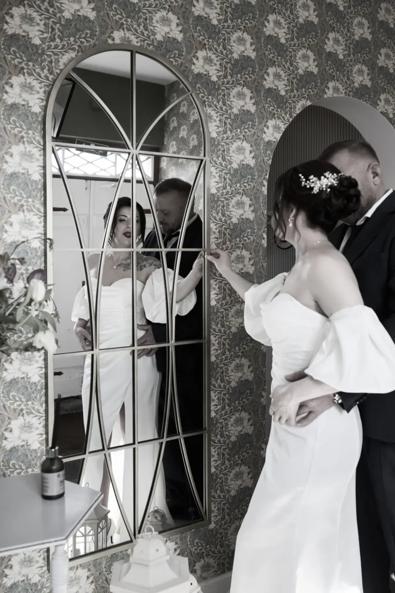 Braut vor dem Spiegel beim Getting Ready auf Ærø