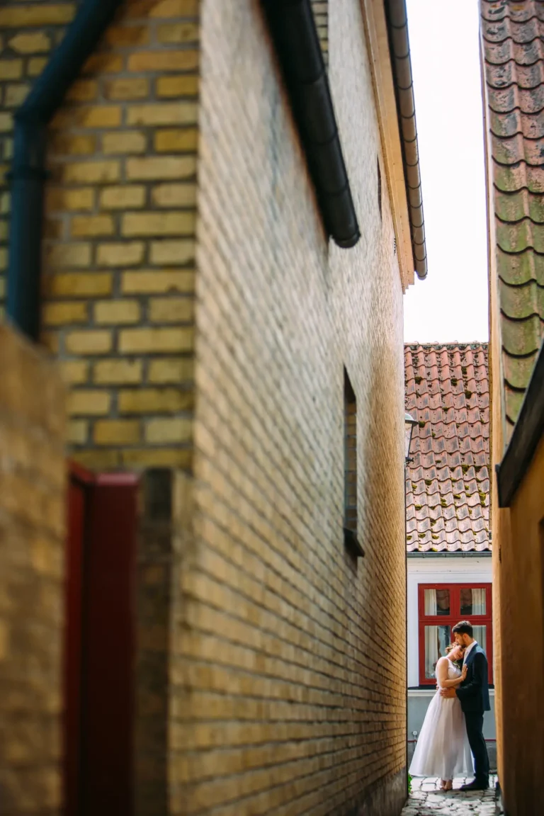 Brautpaar in einer engen Gasse in Ærøskøbing auf Ærø