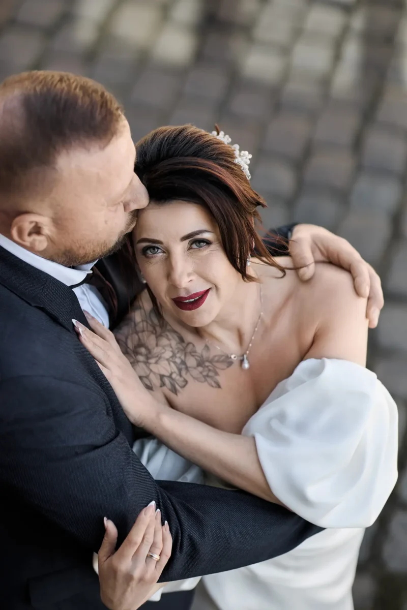 Brautpaar umarmt sich bei einer Hochzeit auf Ærø