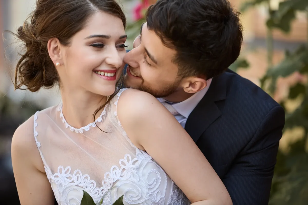 Romantisches Brautpaarportrait bei einer Hochzeit in Dänemark