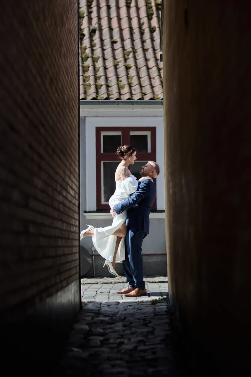 Brautpaar in der Altstadt von Ærøskøbing