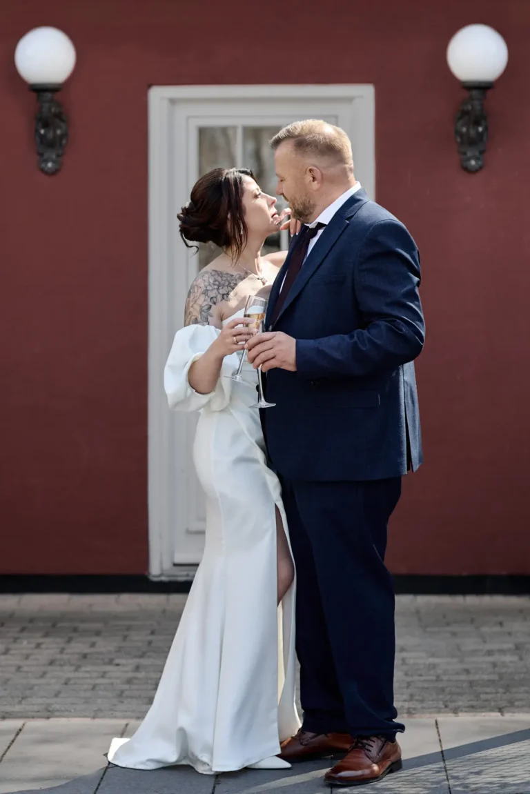 Brautpaar vor roter Wand bei einer Hochzeit in Ærøskøbing