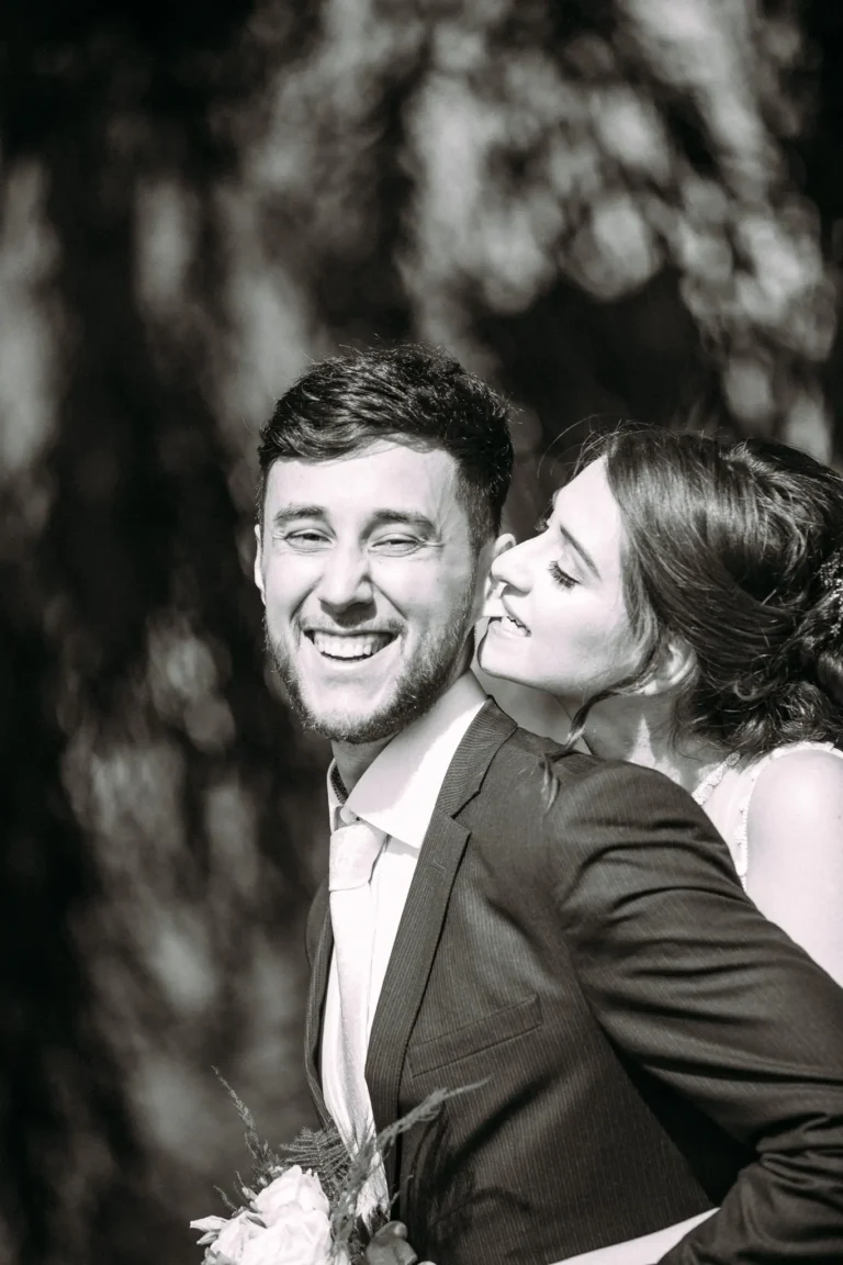 Schwarz-Weiß-Hochzeitsporträt eines Brautpaares auf Ærø